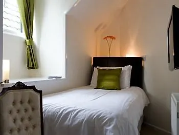 בורנמות' The Living Room 4*,